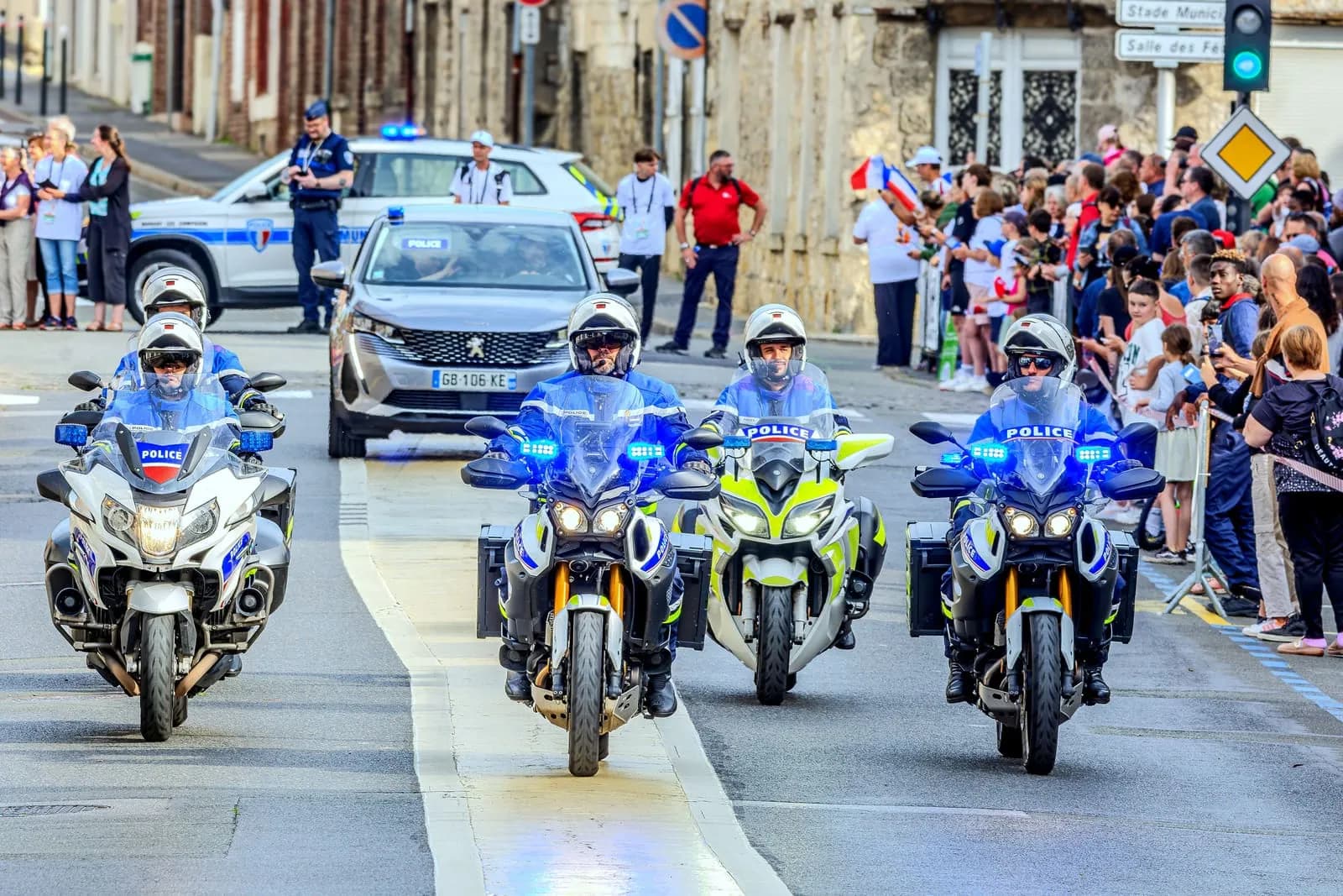Escorte de motards de la police nationale ouvrant la route en centre-ville