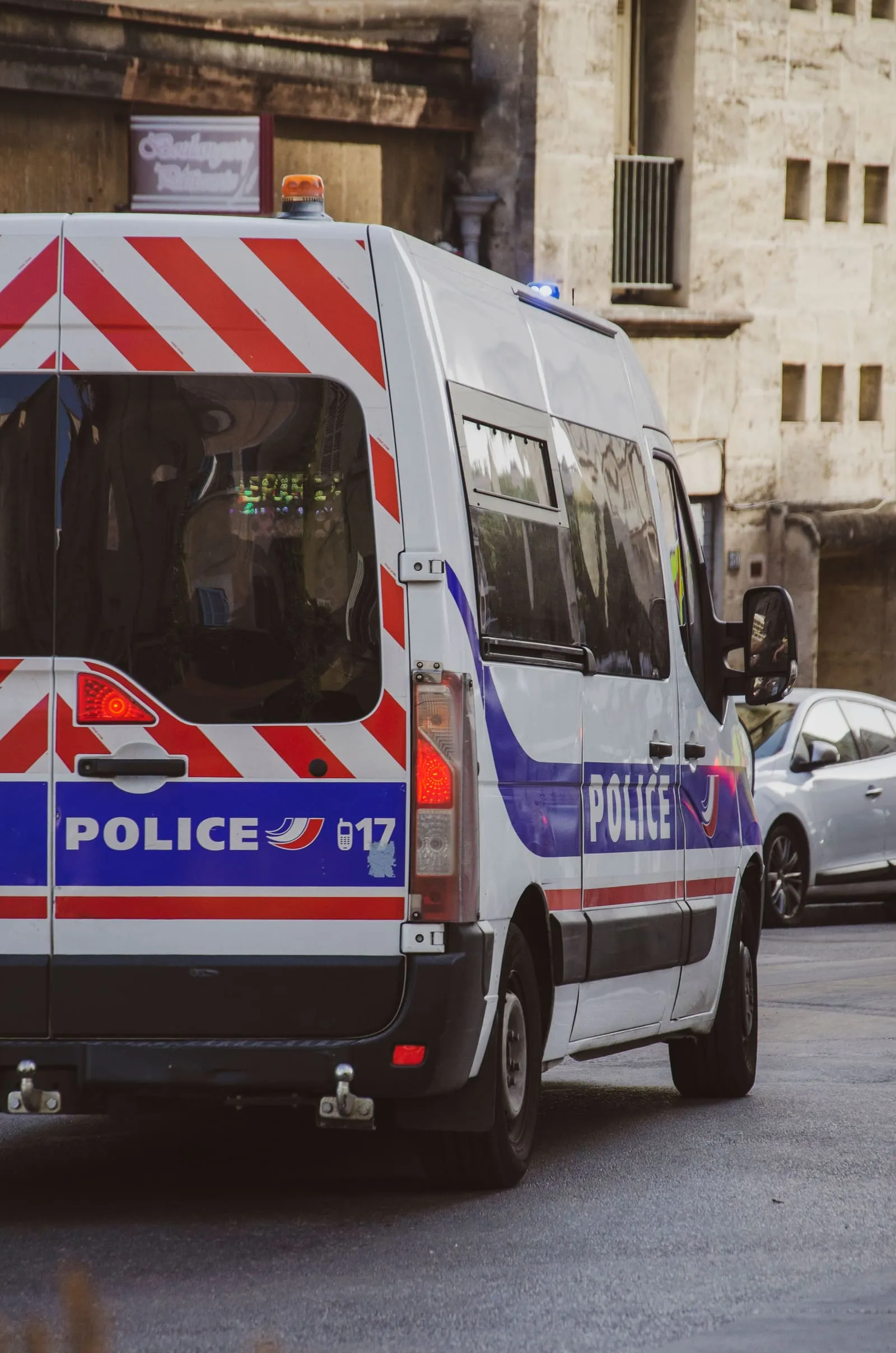 Fourgon de la police nationale floqué POLICE 17, stationné dans une rue étroite