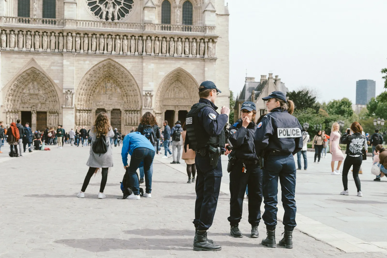 Patrouille de trois policiers sur le parvis de Notre-Dame de Paris